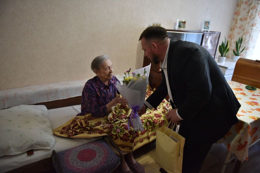 Труженице тыла Нине Погудиной вручили памятный знак «Киров – город трудовой доблести».